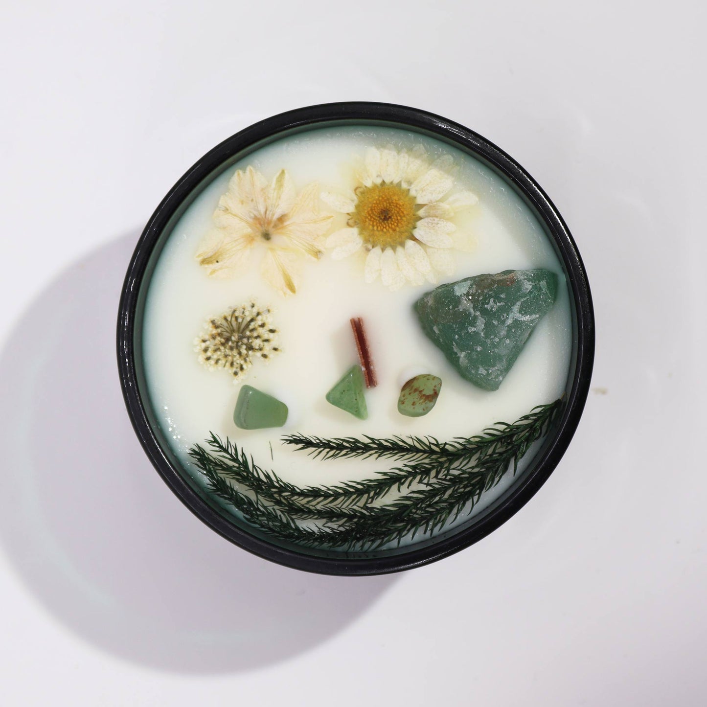 Hop Hare Crystal Magic Flower Candle The Magician is housed in a striking dark green jar. This enchanting candle features a crackling wooden wick with a hidden tarot card inside, adding a touch of magic to your ritual.