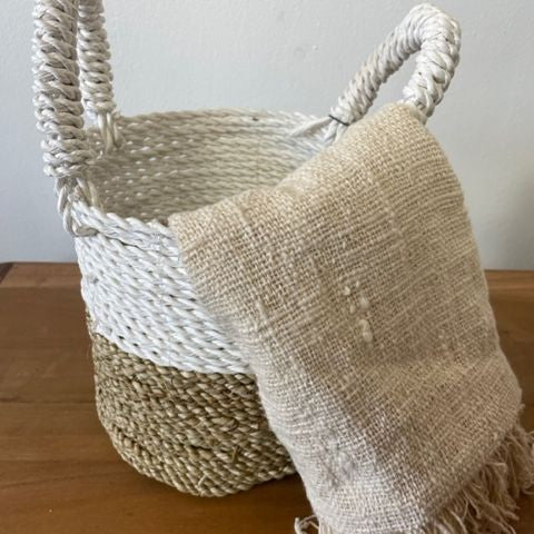 Bring sustainable style and practical organisation into your home with this Seagrass Basket natural white set.