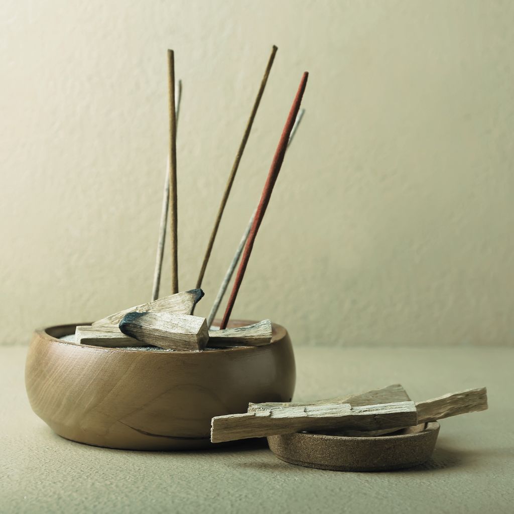 Enjoy the rich fragrance of our Palo Santo incense sticks, ideal for creating a peaceful and inviting atmosphere.
