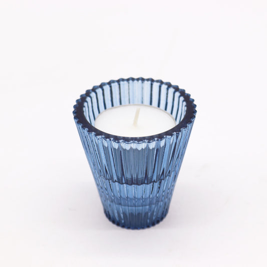 Add a touch of versatility and elegance to your home with the Flip Dinner Candle / Tealight Holder in royal blue. Expertly crafted from high-quality glass,