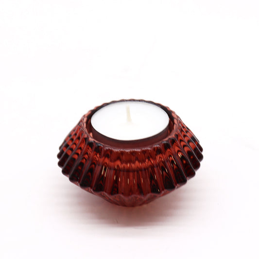 Add a touch of versatility and elegance to your home with the Flower Flip Dinner Candle / Tealight Holder in Vampire Red. Expertly crafted from high-quality glass,