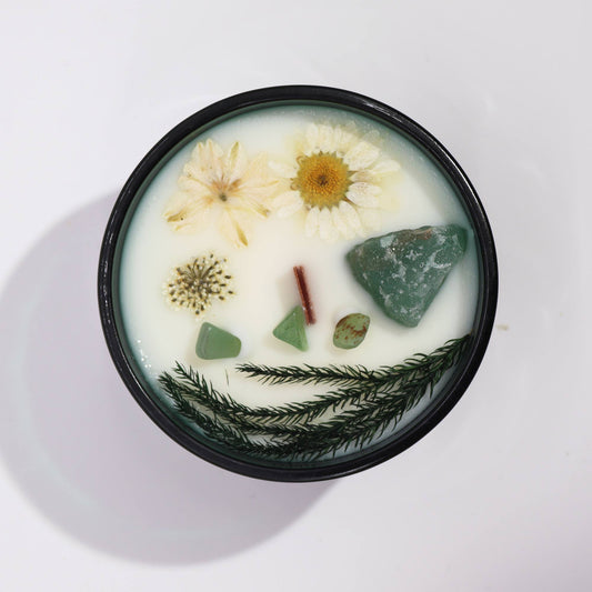 Hop Hare Crystal Magic Flower Candle The Magician is housed in a striking dark green jar. This enchanting candle features a crackling wooden wick with a hidden tarot card inside, adding a touch of magic to your ritual.
