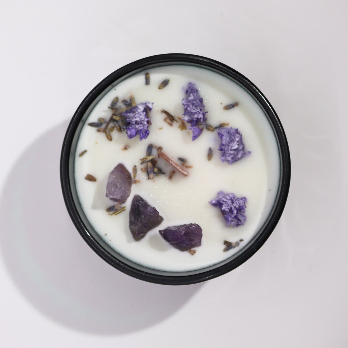 Housed in a striking dark green jar, the Hop Hare Crystal Magic Flower Candle The Moon is an enchanting addition to your ritual space. 