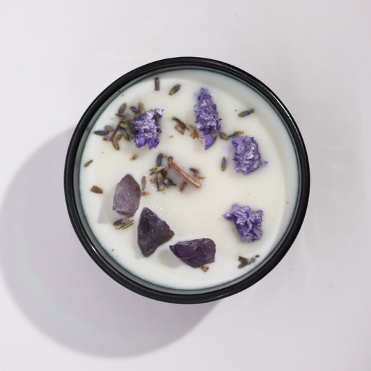 Housed in a striking dark green jar, the Hop Hare Crystal Magic Flower Candle The Moon is an enchanting addition to your ritual space. 