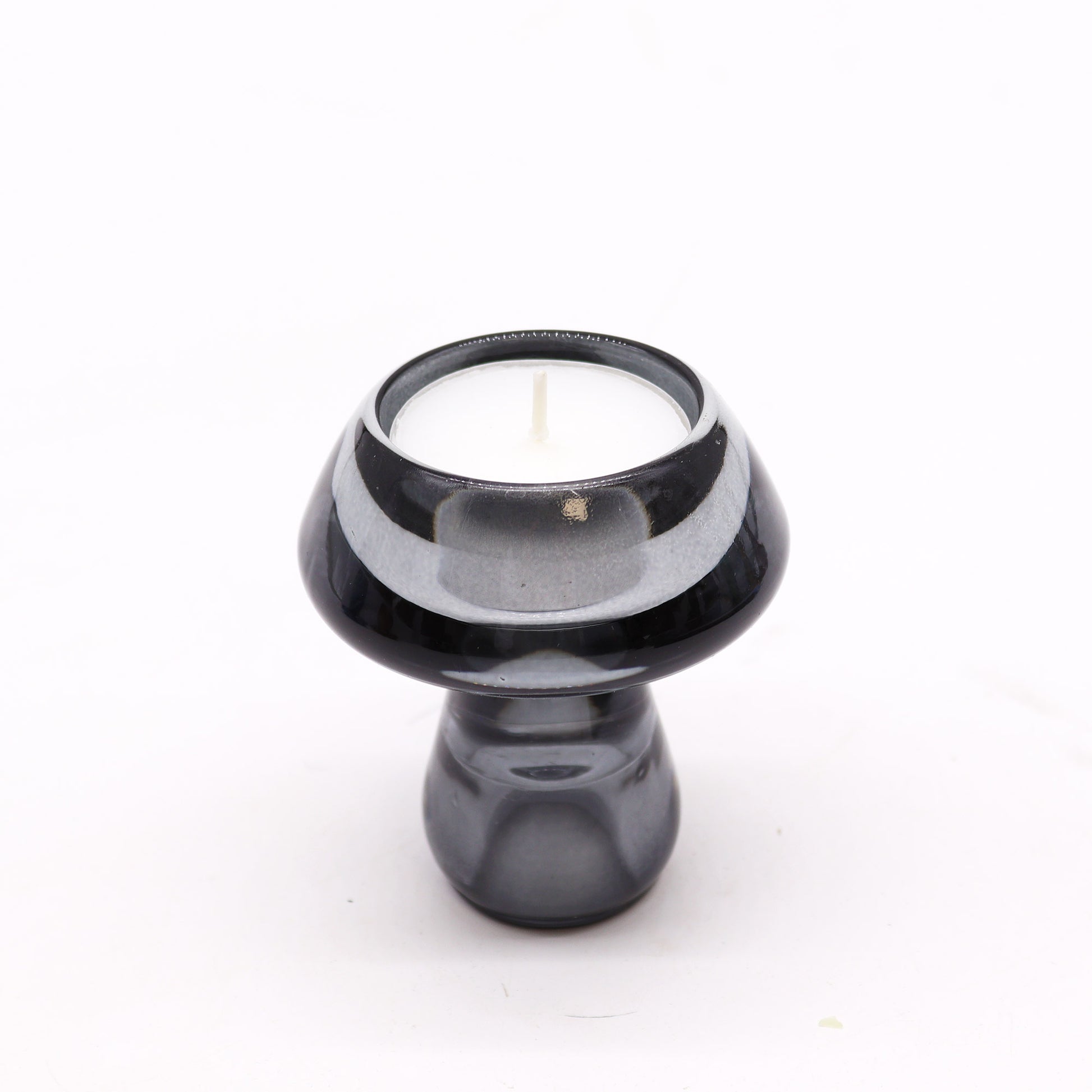 Mushroom Flip Dinner Candle / Tealight Holder in Midnight Grey is crafted from high-quality glass. This cleverly designed piece can be used with both dinner candles and tealights. 