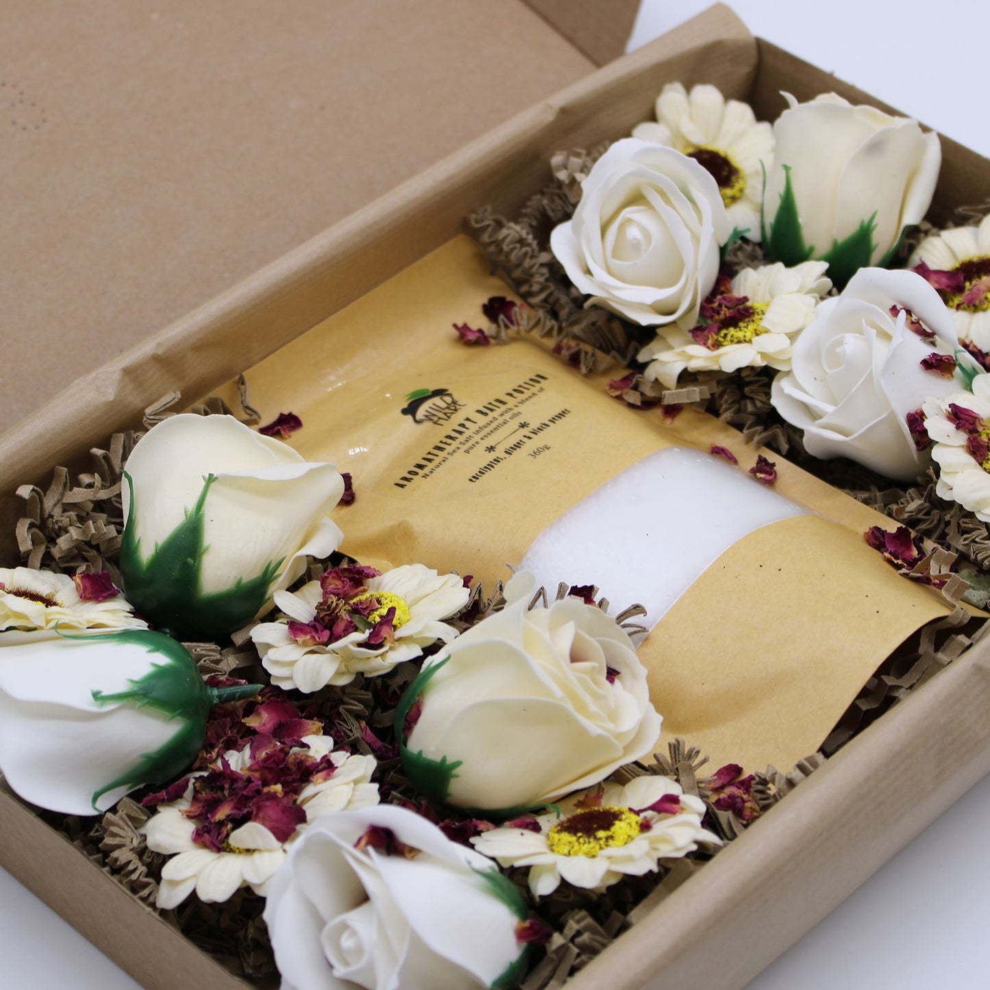 Gift set with white roses and a card in a box